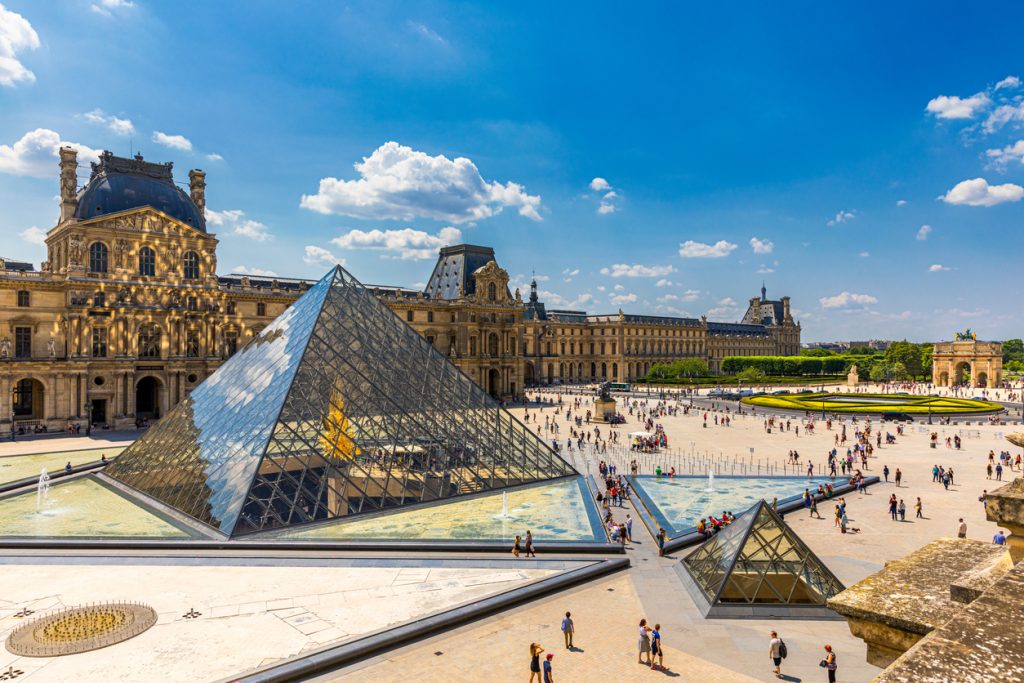 View of the Louvre Museum, the world's largest art museum and a historic monument in Paris, France, on a sunny day. Panoramic view of Louvre Museum and it's courtyard. développement web Paris